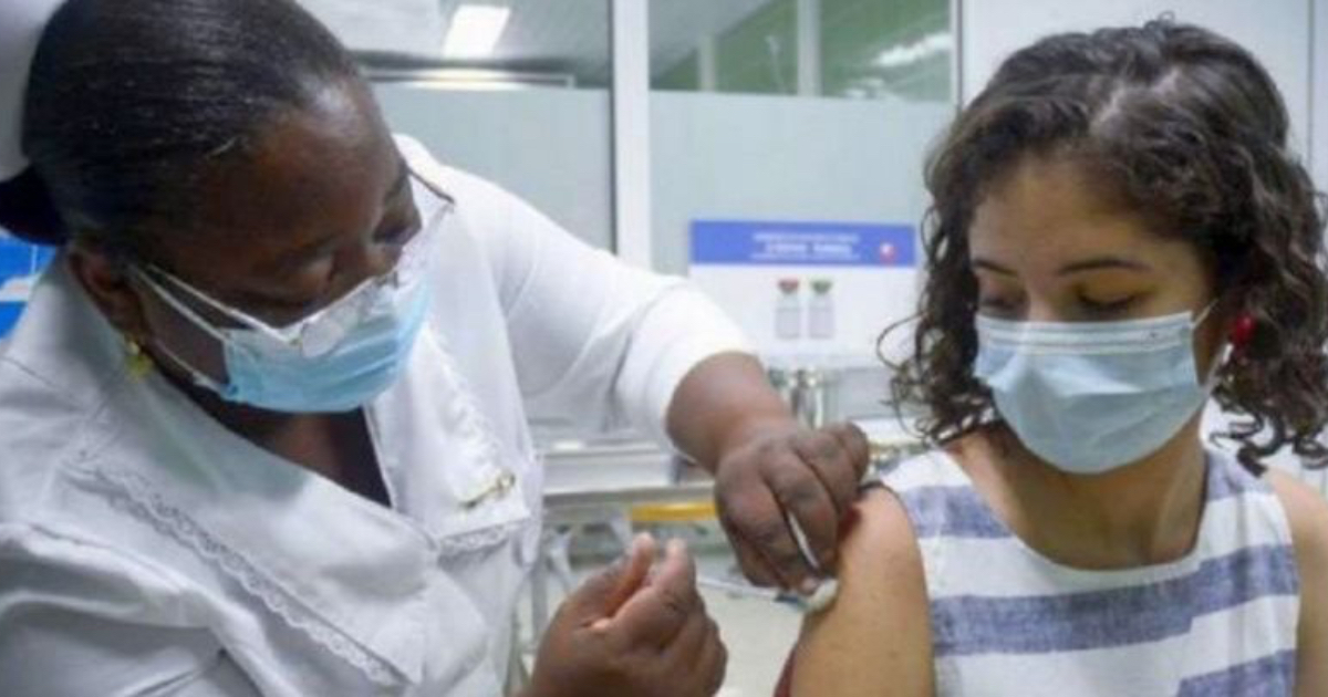Enfermera cubana coloca inyección contra el coronavirus © MINSAP