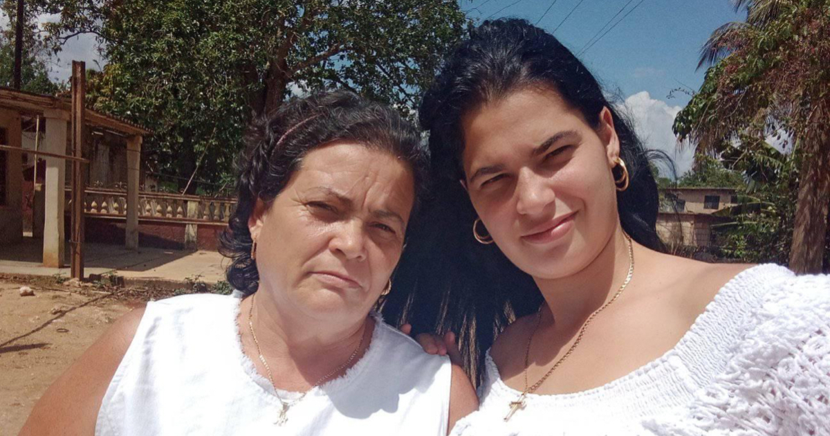 Sissi Abascal, a la izquierda, junto a su madre Ania Zamora © Facebook Sissi Abascal
