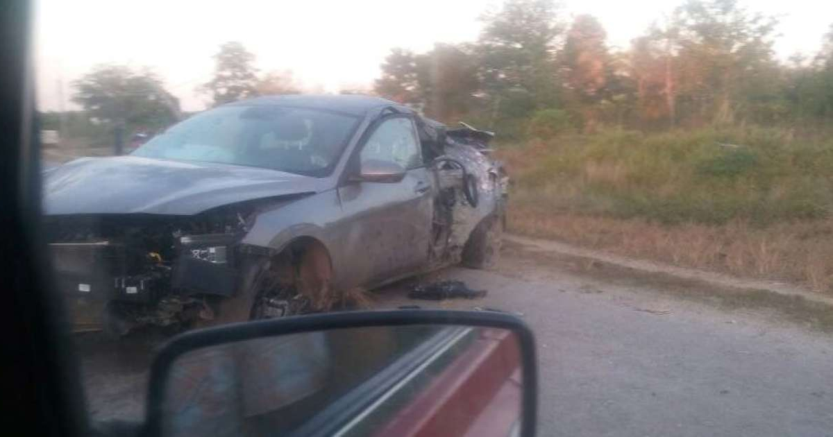 Carro accidentado en carretera de Granma © ACCIDENTES BUSES & CAMIONES por más experiencia y menos víctimas! / Facebook / Daisel Sánchez 