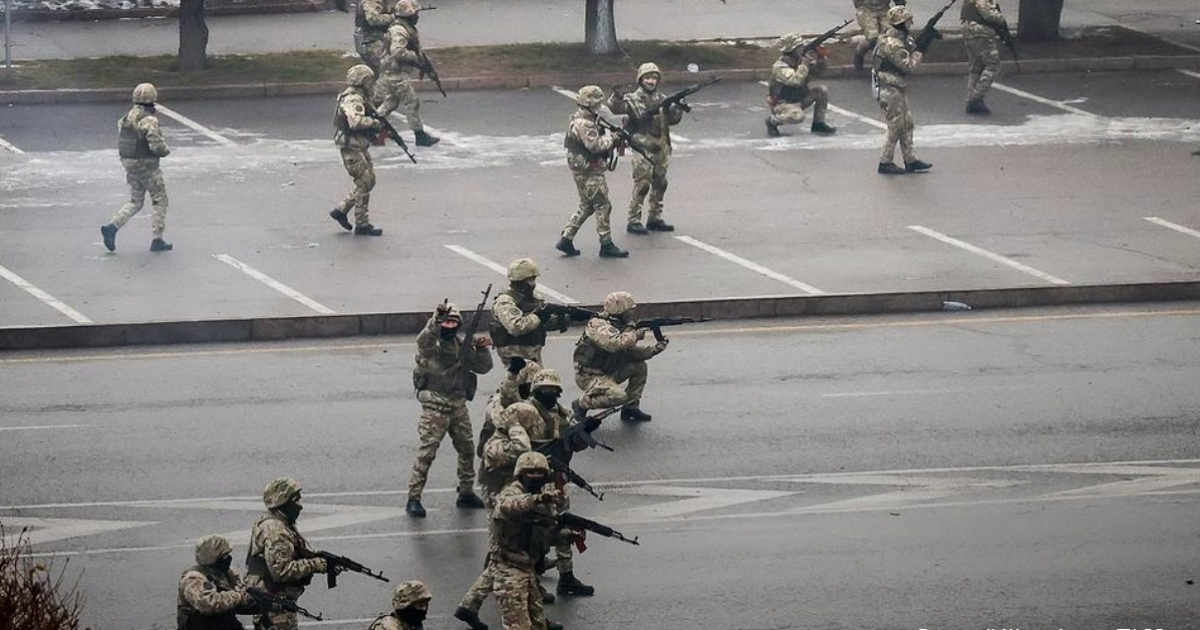 Tropas de soldados rusos en Kazajistán © Twitter/@tass_agency