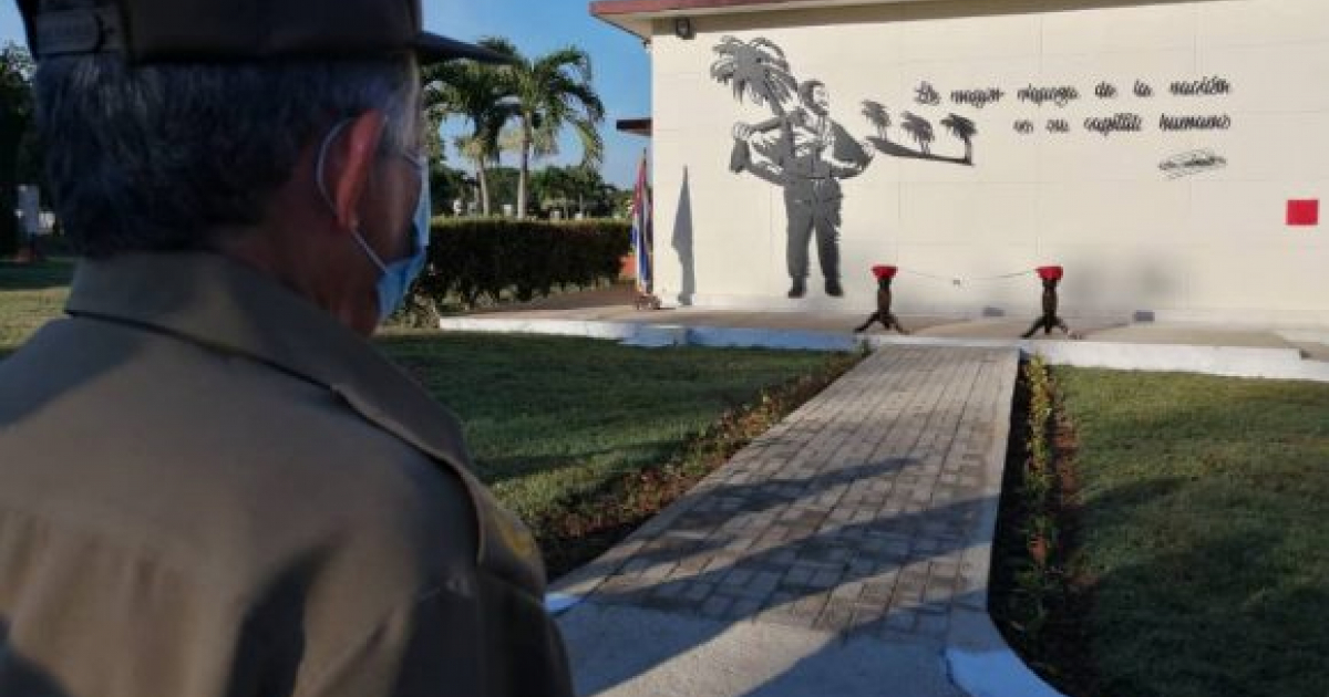 Escultura El hombre de hierro, en la sede de la Defensa Civil de Cuba © Andy Jorge Blanco / Cubadebate