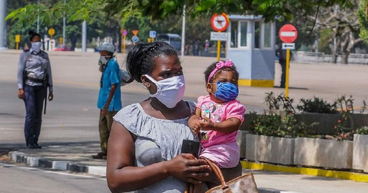 Madre con bebé en La Habana (imagen de referencia). © Granma
