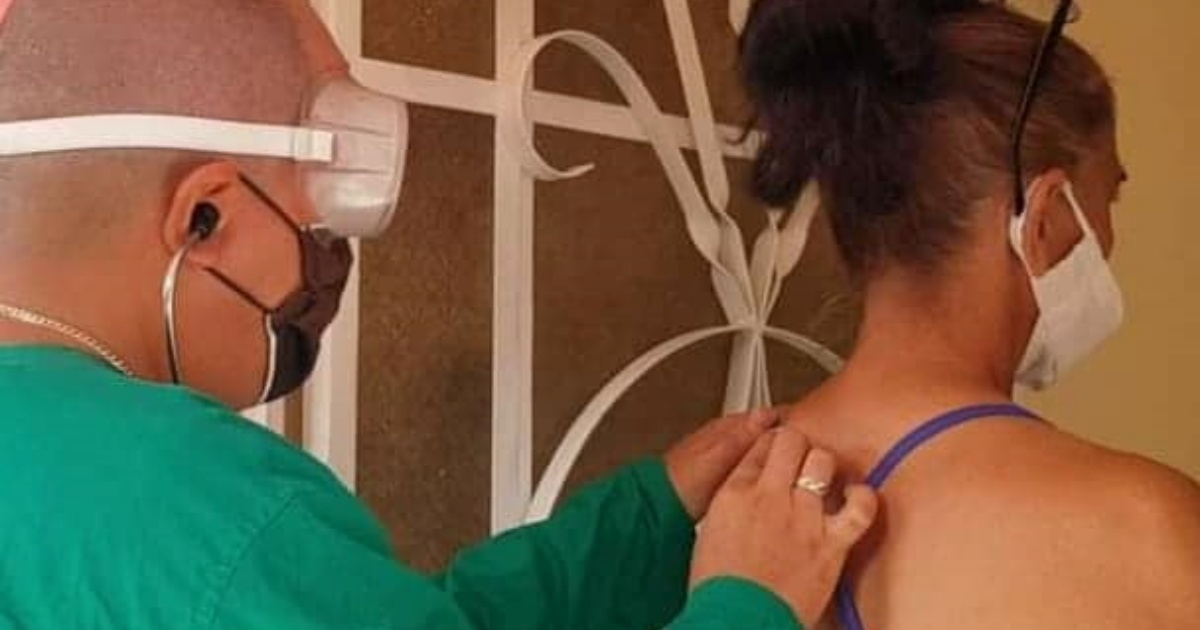 Un médico ausculta a una mujer en Cuba (referencia) © Facebook/Dirección Provincial de Salud de Pinar del Río