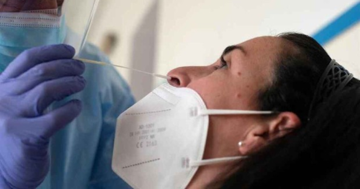 Muestra nasal para detectar el coronavirus (referencia) © Pmfarma.es