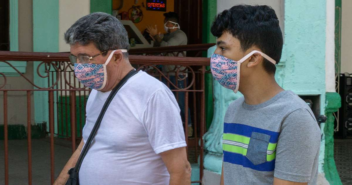 Cubanos en la calle con nasobuco hecho con un ajustador © CiberCuba
