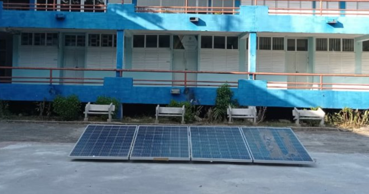 Panel solar instalado en una plaza del Palacio de los Pioneros © Twitter/Twitter/Proyecto3XE
