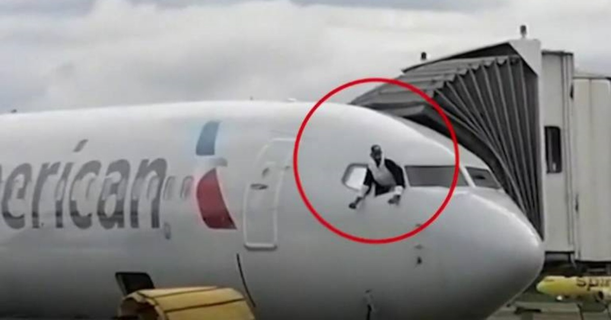 El momento en que el viajero se asomó por la ventanilla delantera de la aeronave © YouTube/screenshot- 