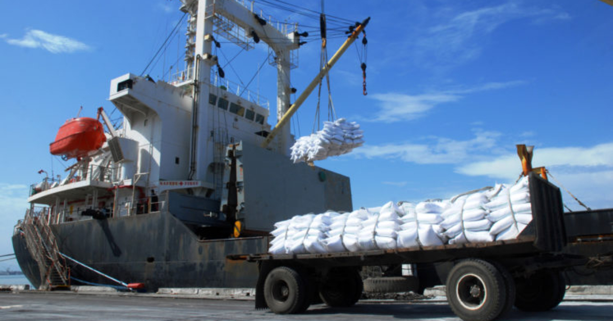Descargan alimentos enviados por Venezuela en puerto cubano © ACN (imagen de archivo)