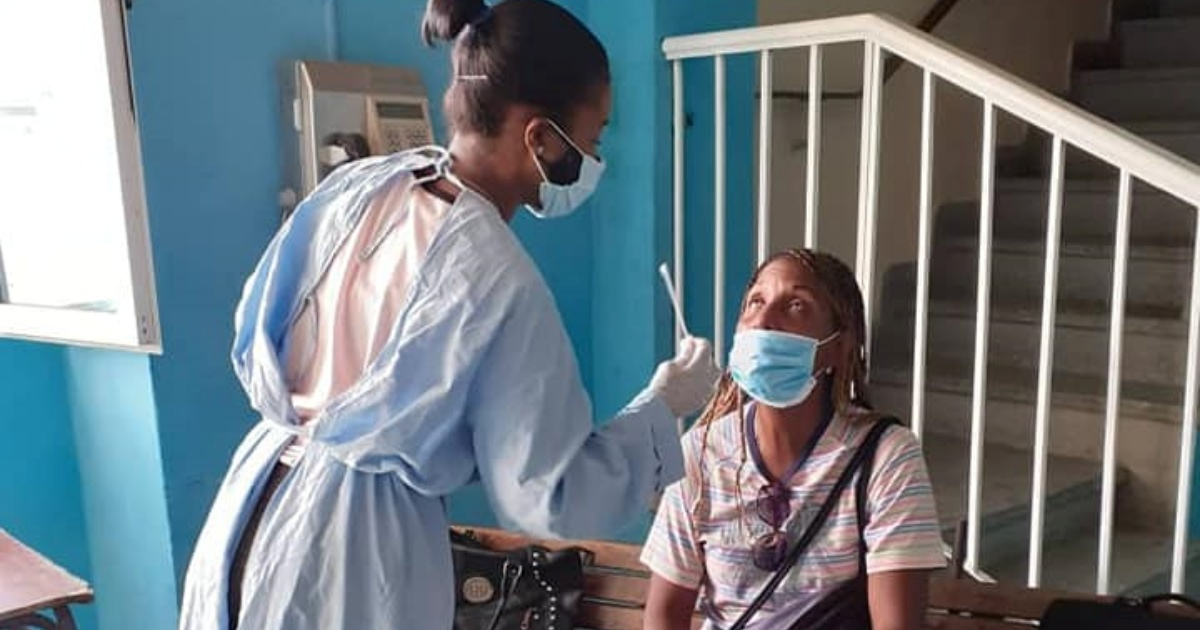 Personal sanitario en Cuba hace un test para el coronavirus (referencia) © Facebook/Dirección Provincial de Salud de La Habana