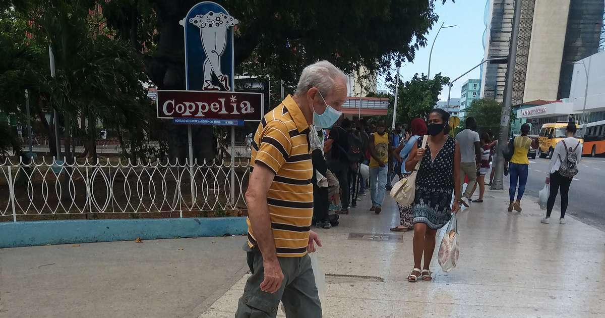 Cubano saliendo de heladería Coppelia © CiberCuba
