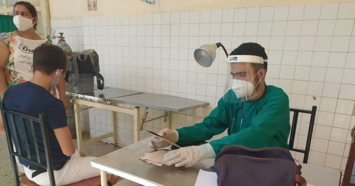 Personal sanitario atiende a un paciente en Cuba (referencia) © Facebook/Dirección Provincial de Salud de Sancti Spíritus
