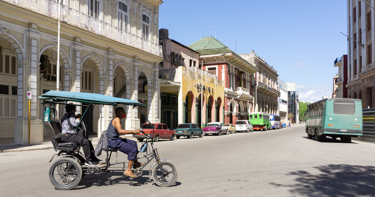 Bicitaxi en la Habana Vieja. Calle Monserrate (Imagen de referencia) © CiberCuba