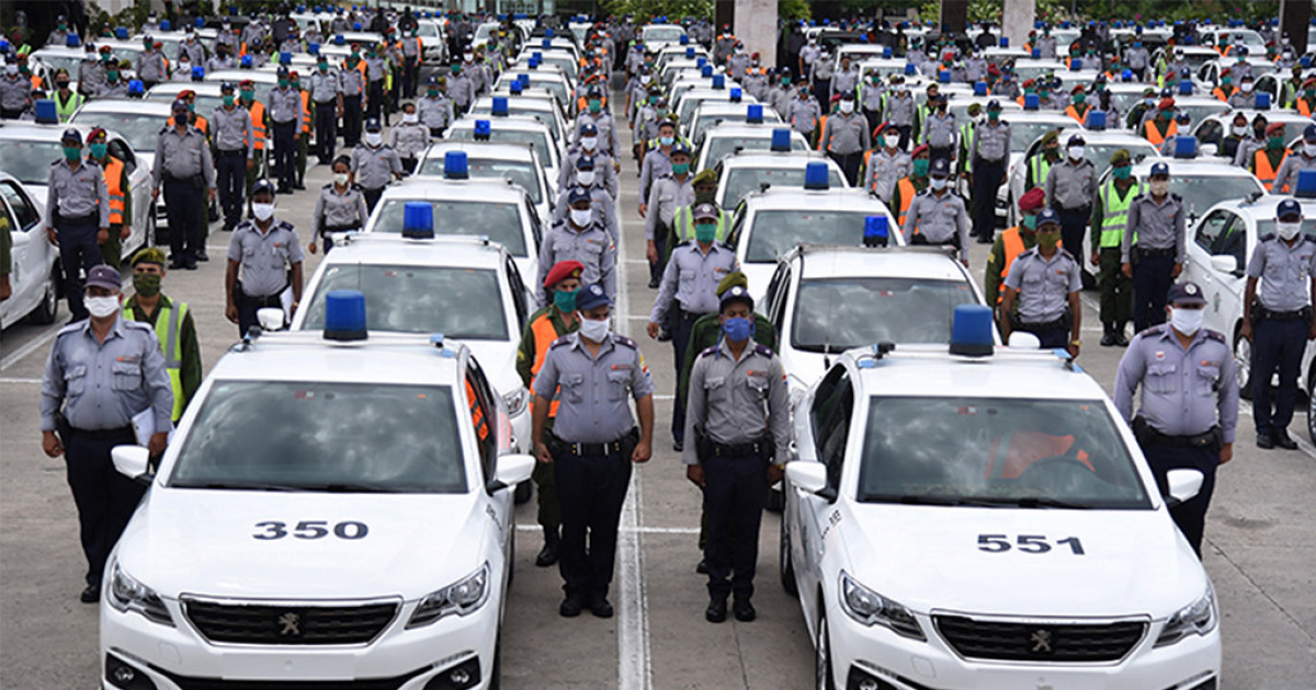 Policías cubanos © Trabajadores / Vladimir Molina Espada