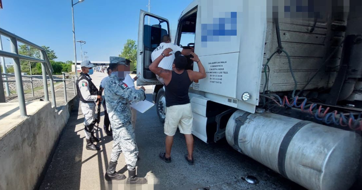 Detienen a migrantes cubanos ocultos en un camión en México. © Facebook / INM