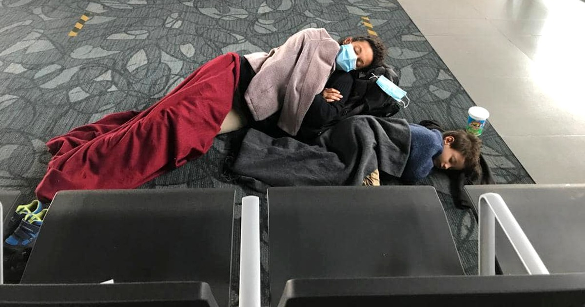 Esposa e hijo de Oscar Casanella duermen varados en el aeropuerto © Facebook / Oscar Casanella