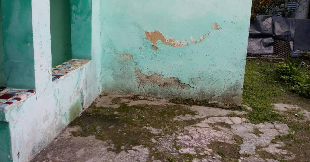 Vivienda afectada por rotura en tubería de agua potable en La Habana © Facebook / Maité Sierra
