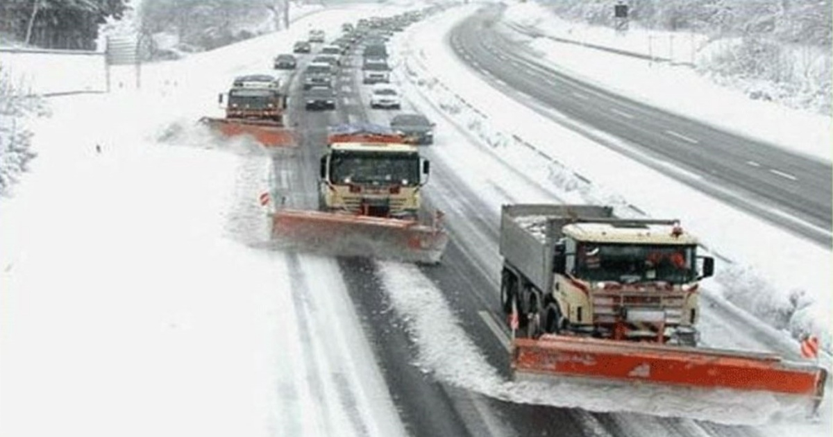 Autopista griega en la que cientos de autos quedaron atrapados por la intensa nevada © YouTube/screenshot-GlobalNews