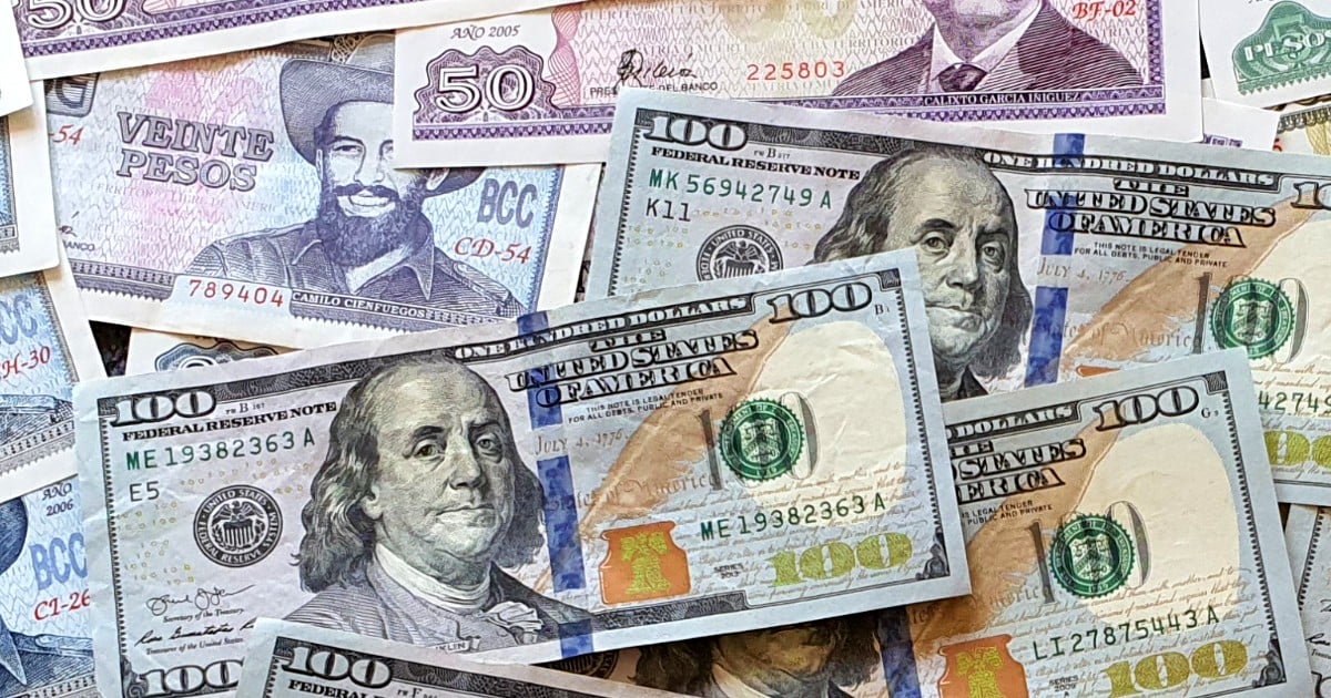 Dólares y billetes cubanos © CiberCuba