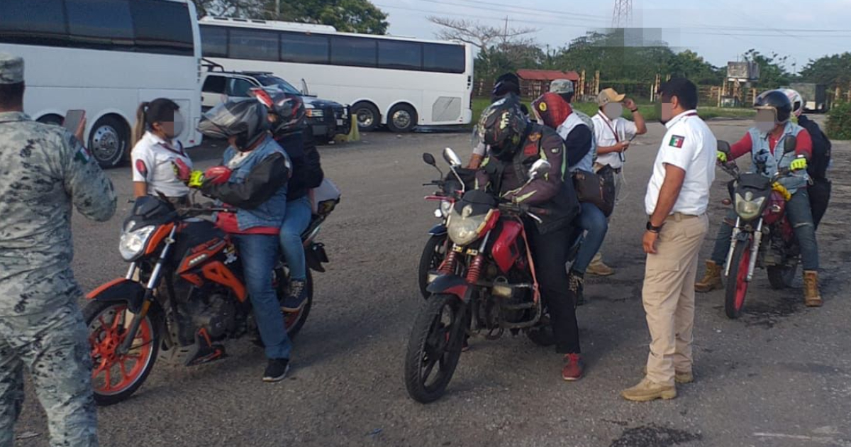 Detienen a migrantes cubanos en México en motocicletas. © Twitter/INM de México