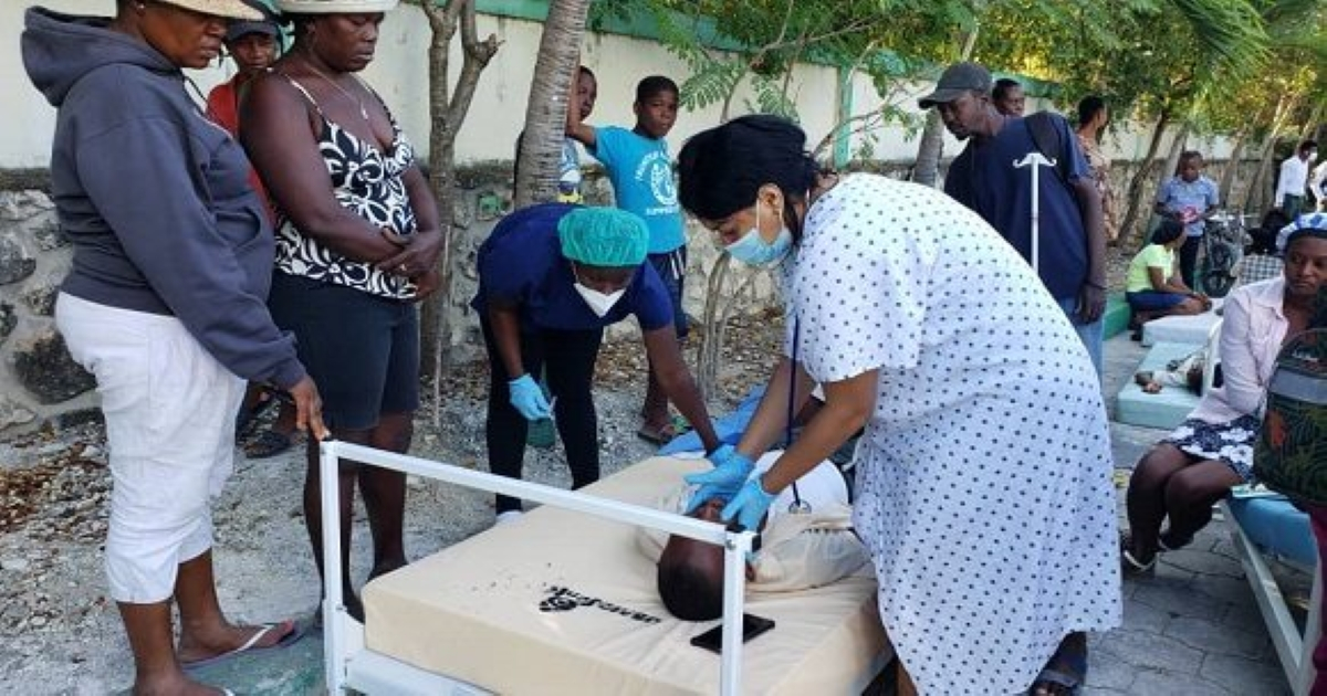 Médicos cubanos atendiendo heridos del terremoto © Cubadebate/Pardo Regla