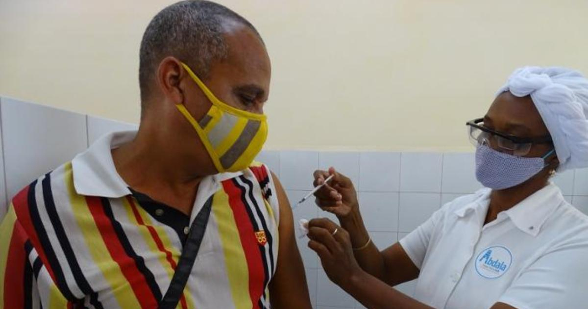 Cubano recibe dosis de Abdala (imagen de referencia) © Granma / Eduardo Palomares