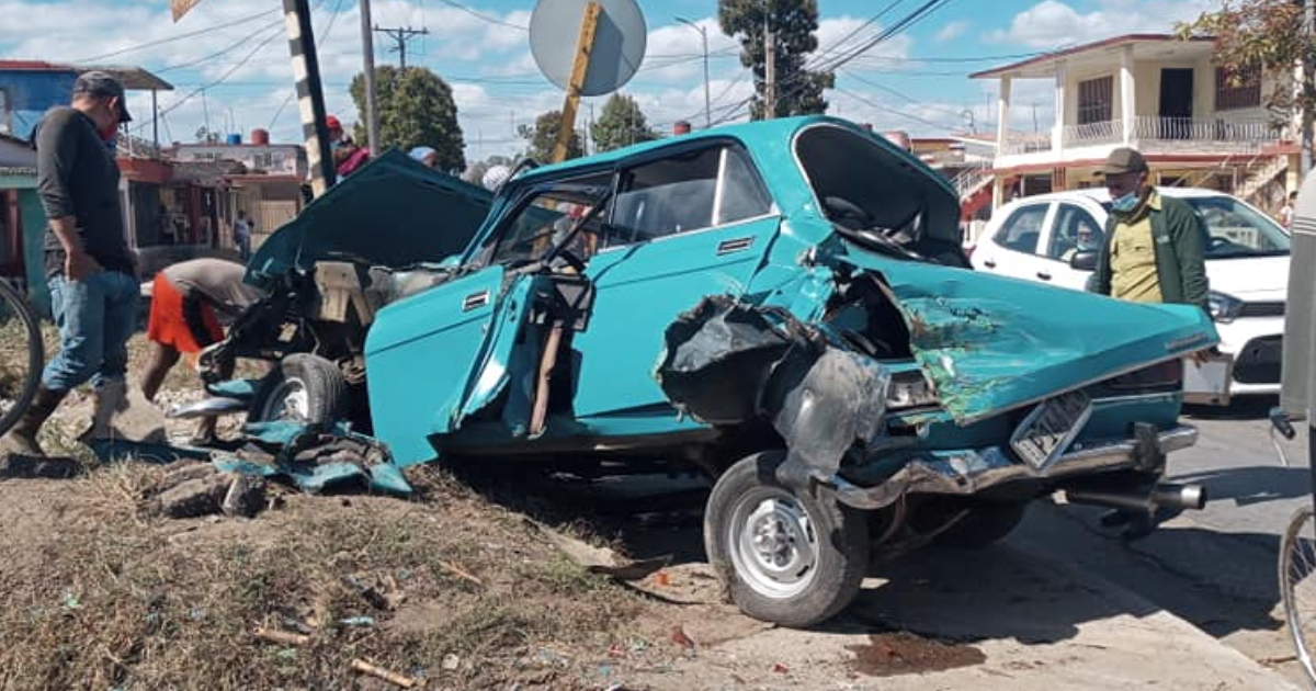 Accidente de tren y moskvitch en Florida, Camagüey © Facebook Accidentes de Buses y Camiones
