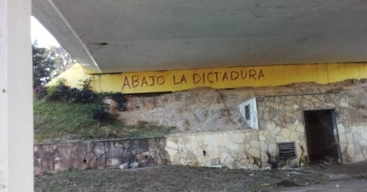 Cartel de "Abajo la dictadura" pintado debajo del puente © Twitter/@teresitaya89 (Captura de pantalla)