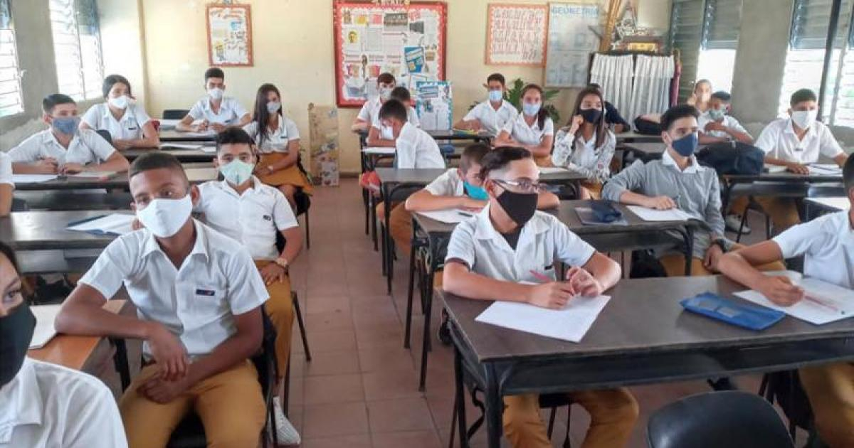 Estudiantes de secundaria básica en Cuba © Escambray