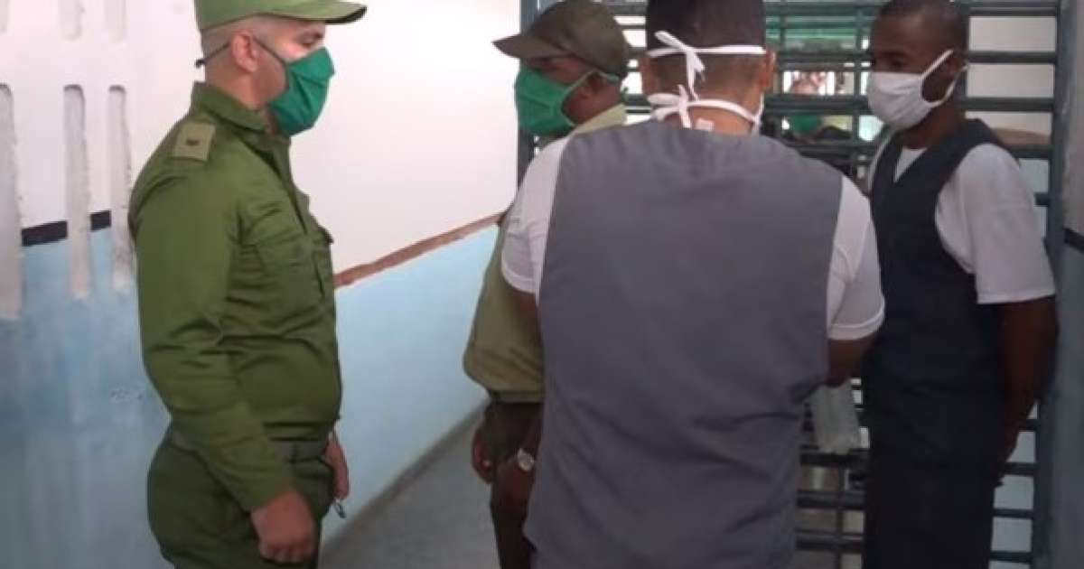 Guardias y reclusos en un penal de Cuba © Captura de video de YouTube de Canal Caribe