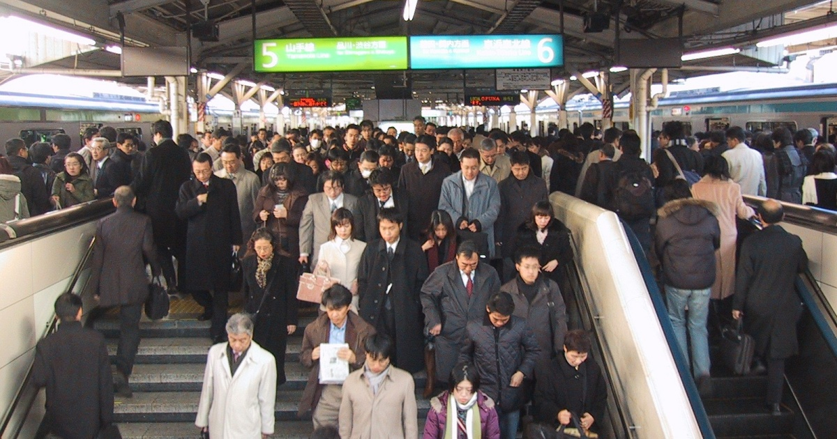Japoneses rumbo al trabajo en hora punta del transporte público (referencia) © Wikimedia