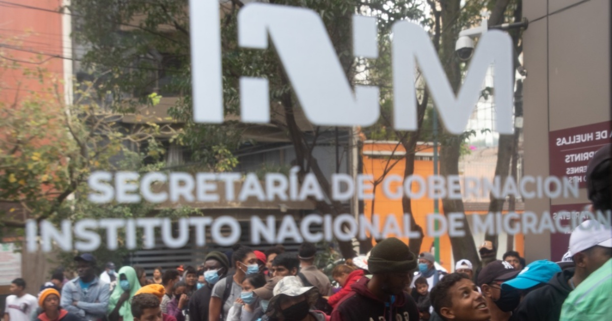 Protestas frente a la sede del INM en Chiapas © Twitter / Sin Embargo