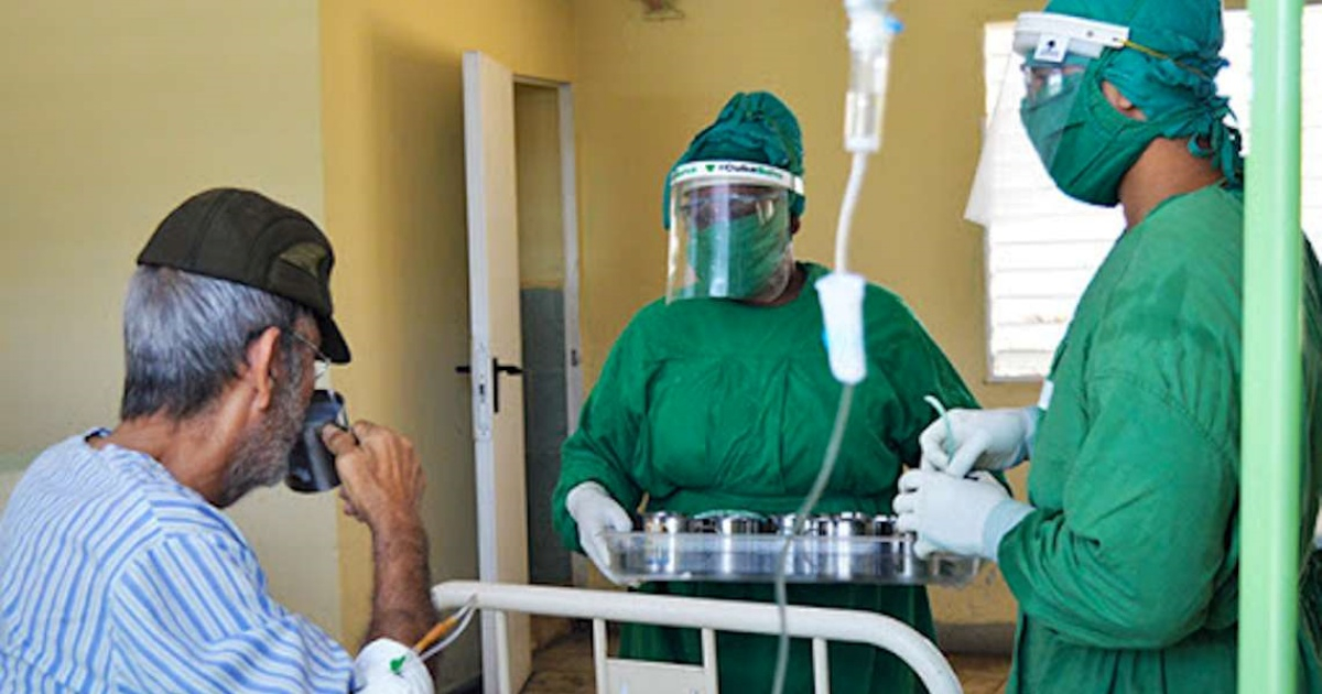 Personal sanitario atiende a un paciente en Cuba (referencia) © Cmhw.cu