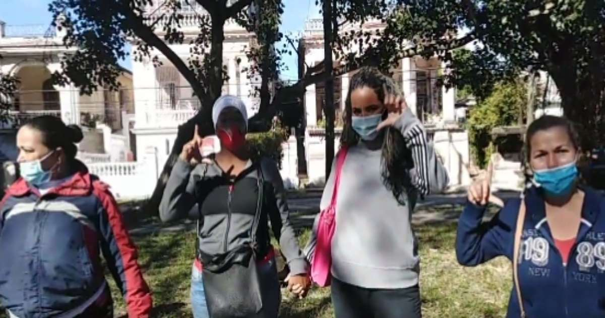 Madres de manifestantes del 11J reprimidas en Diez de Octubre © Captura de video / Facebook 