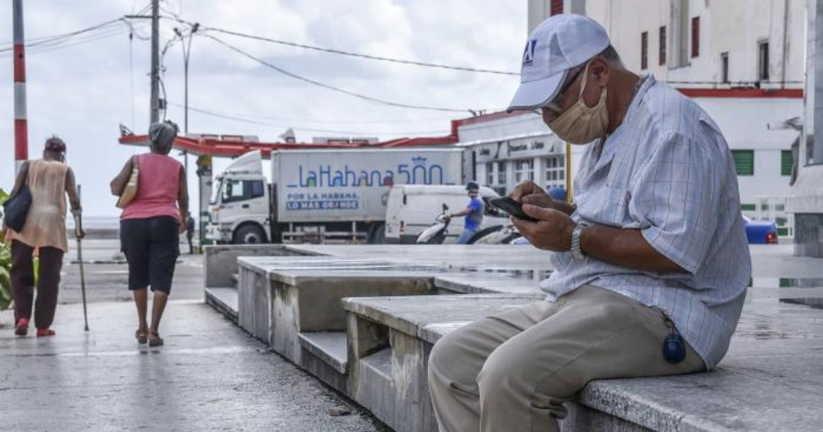 Cubano conectado a internet © Granma