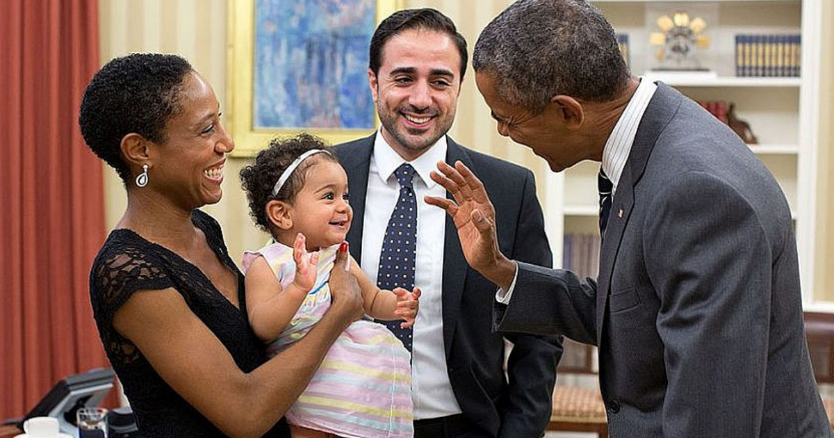 Maher Bitar (centro) junto a su esposa e hija, recibidos por el presidente Barack Obama en la Oficina Oval, en 2015 (imagen de referencia) © Pete Souza/White House