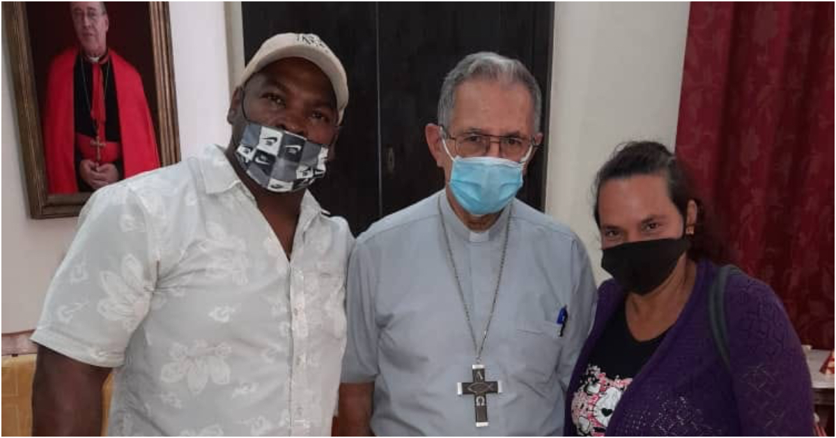 Cardenal Juan de la Caridad García junto a Wilber Aguilar y Elizabeth León © Facebook / Wilber Aguilar