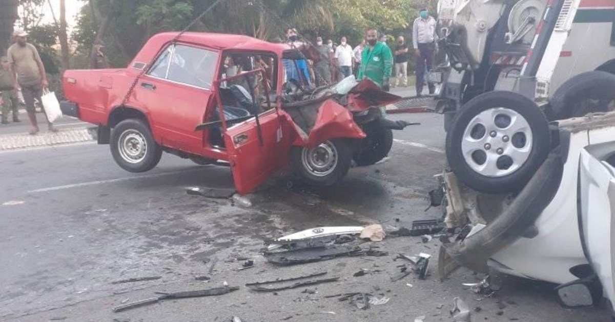 Uno de los autos destrozados por la colisión © Facebook/Accidentes Buses & Camiones