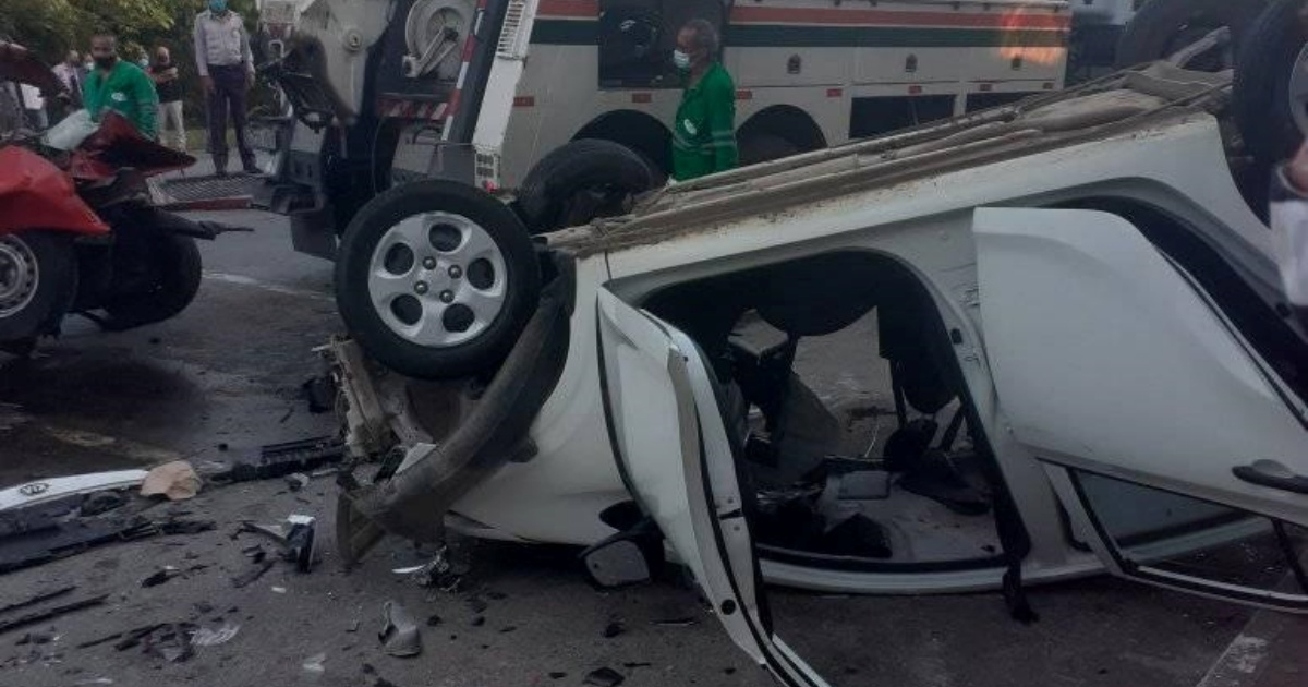 Uno de los vehículos involucrados en el brutal choque en Cienfuegos © Facebook/Accidentes Buses & Camiones