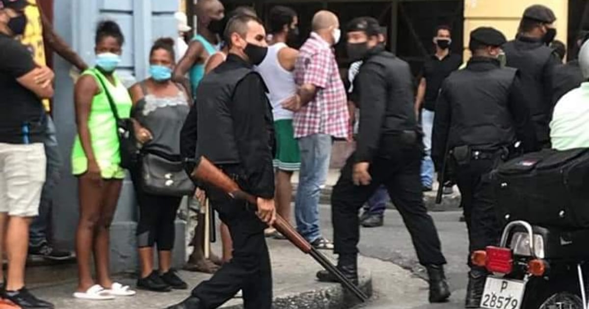 Boinas negras en las calles cubanas el 11 de julio de 2021 © CiberCuba