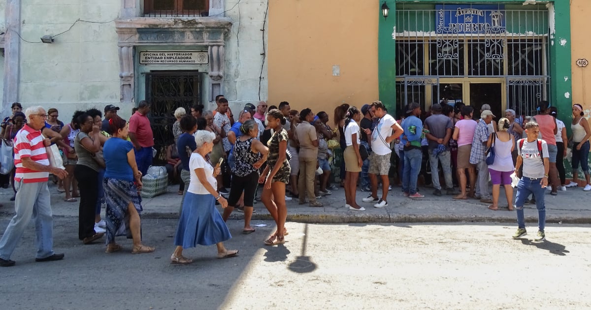 Cola para comprar comida en La Habana © CiberCuba
