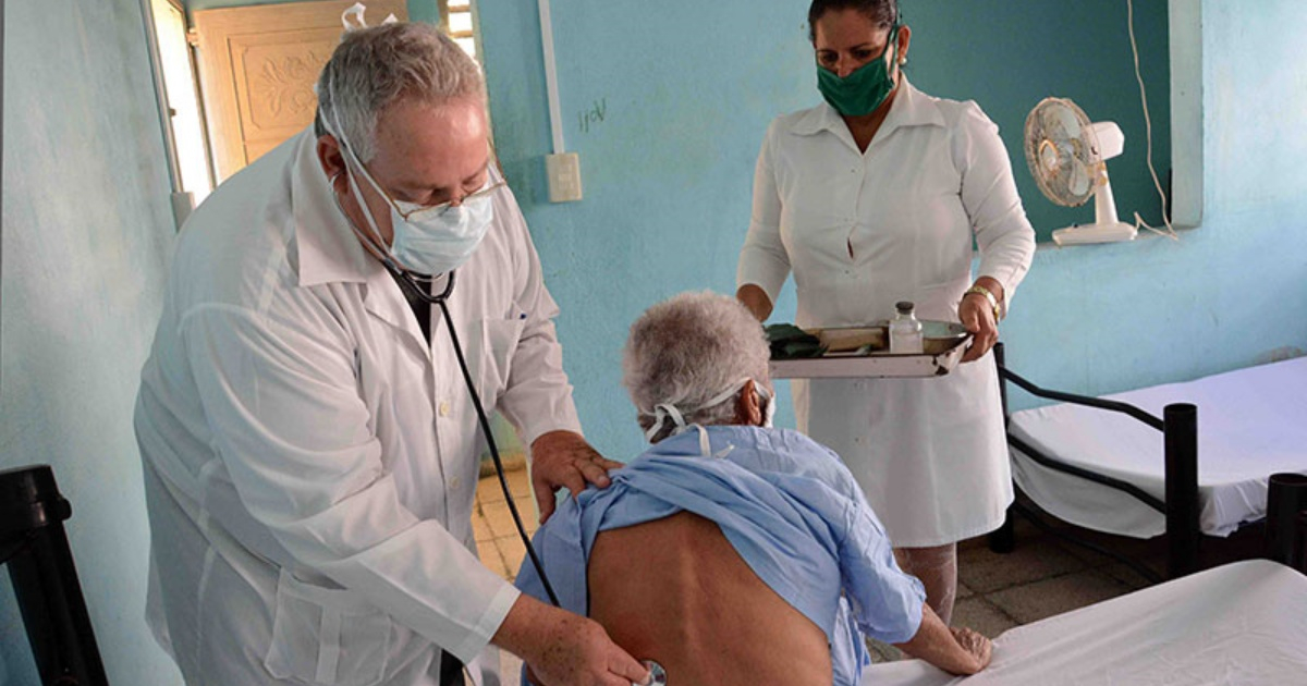Personal Sanitario atiende a un anciano en Cuba (imagen de referencia) © ACN/Rodolfo Blanco Cué