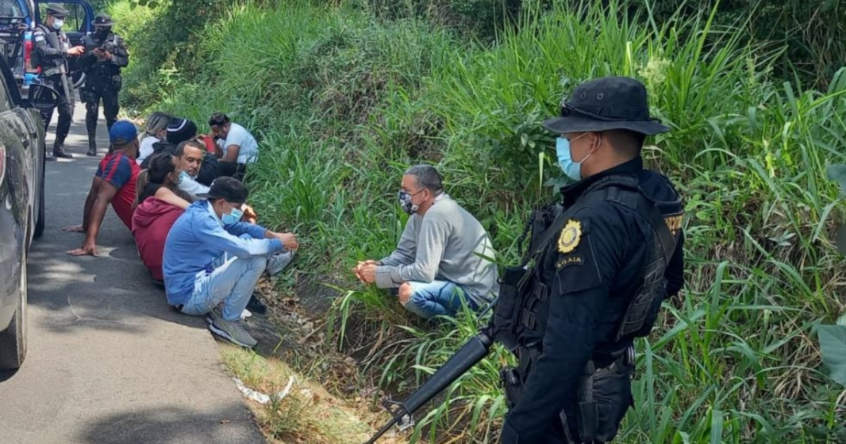 Inmigrantes cubanos interceptados este jueves por las autoridades en Guatemala © TWitter/PNC de Guatemala