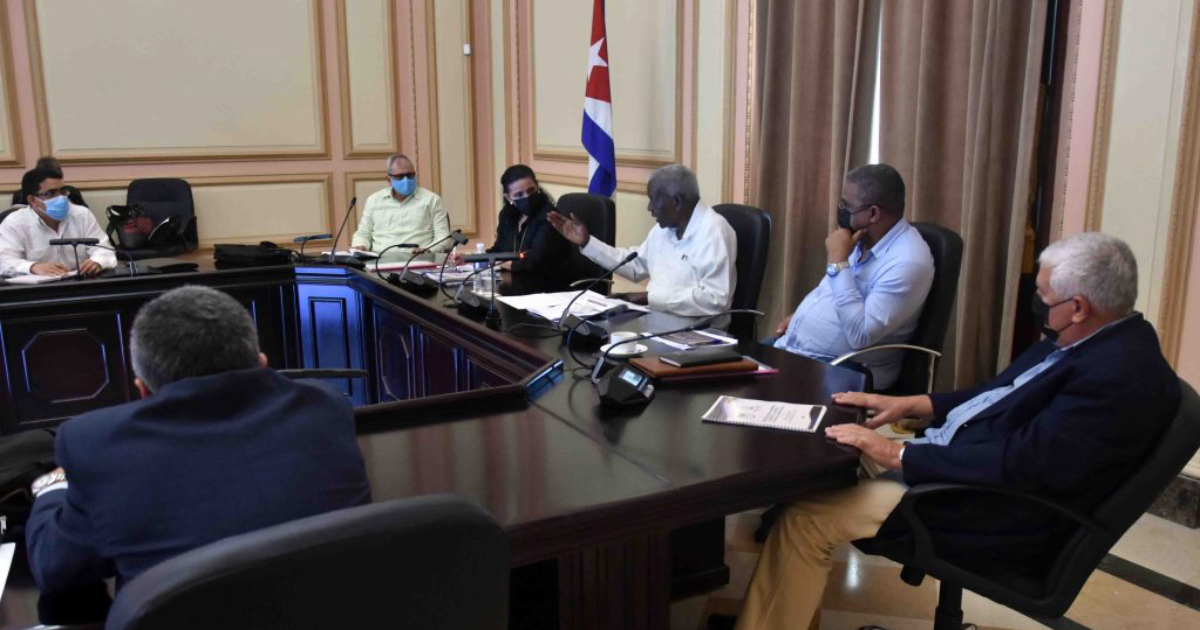 Funcionarios cubanos en reunión © Agencia Cubana de Noticias