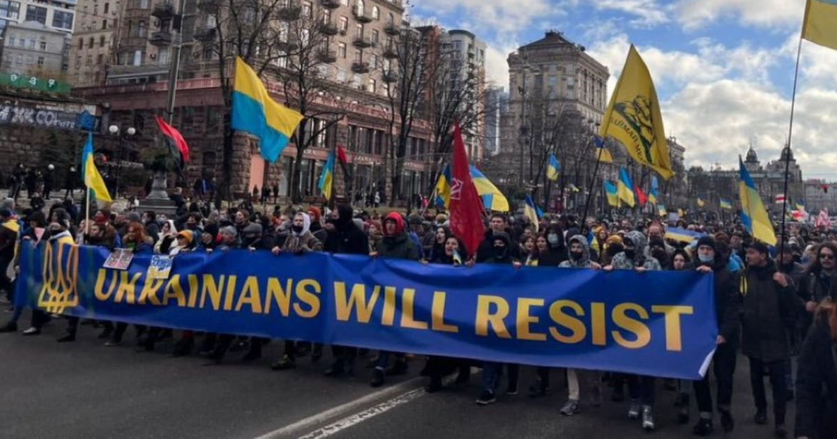 Manifestantes ucranianos en contra de una posible invasión de Rusia © Twitter Ariel Festa 