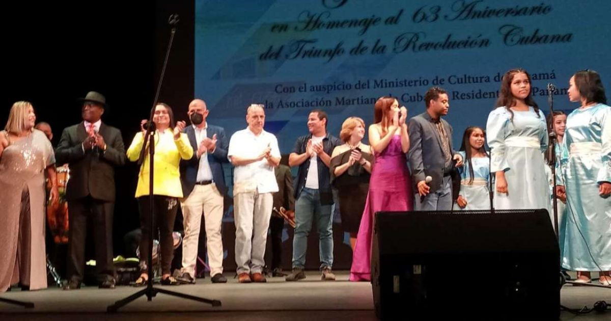 Buena Fe y funcionarios cubanos al concluir el concierto © Prensa Latina