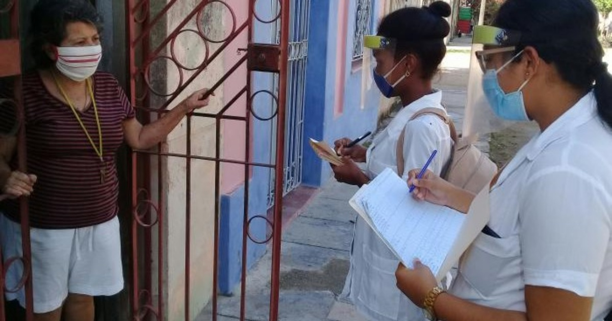 Personal sanitario dedicado al pesquisaje visita a una cubana en su domicilio (imagen de referencia) © Radio Coco
