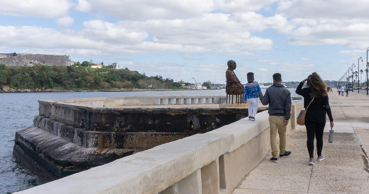 Familia caminando por la avenida del Puerto (Imagen de referencia) © CiberCuba