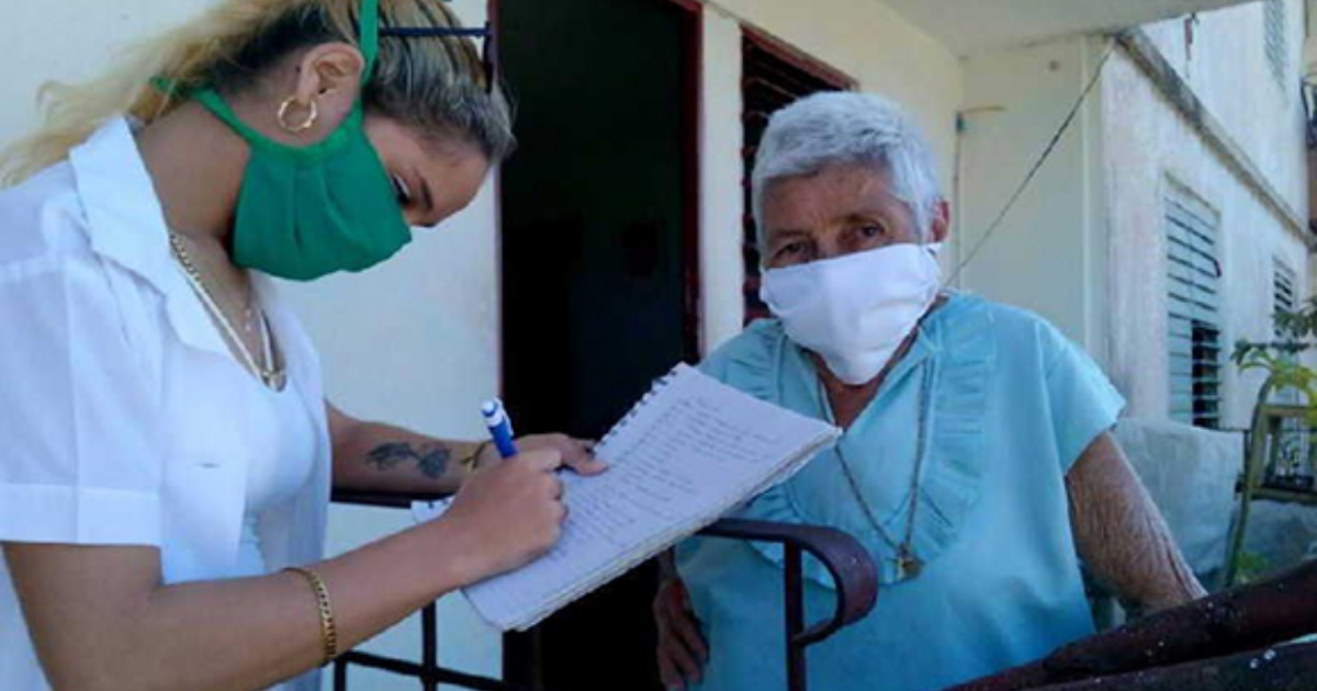 Personal sanitario en Cuba visita a una anciana en su domicilio (imagen de referencia) © Escambray/Nicolás Heredia