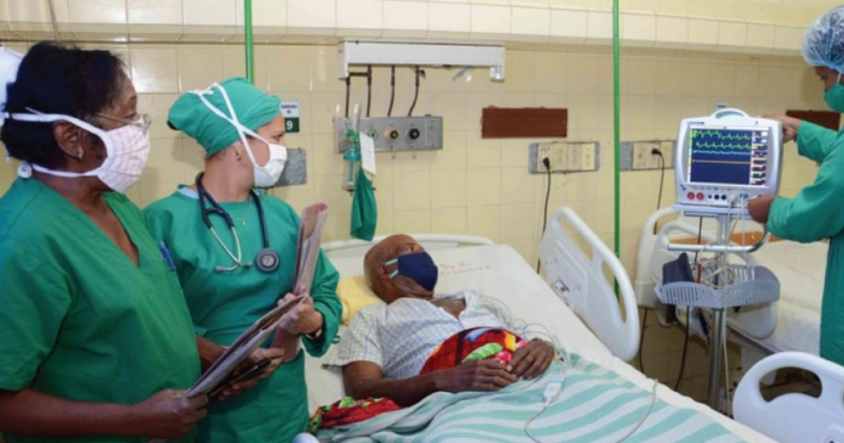 Personal sanitario atiende a un paciente de COVID-19 en Cuba (referencia) © MINSAP
