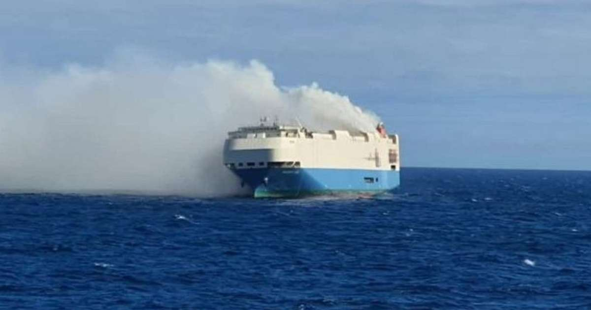 Barco ardiendo a la deriva en el Atlántico © Marina Portuguesa